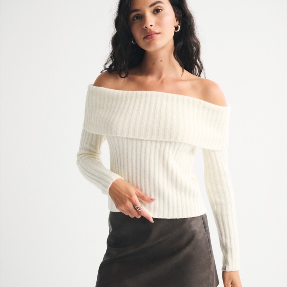 Abercrombie & Fitch Off-the-Shoulder Ribbed Sweater in Cream